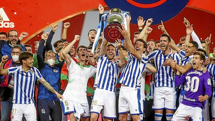 Los jugadores de la Real celebran la Copa conseguida ante el Athletic