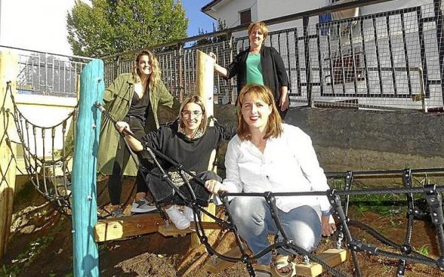 Muñoz, Arregi y las educadoras Maialen Kortabarria y Naiare Artze. Muñoz, Arregi y las educadoras Maialen Kortabarria y Naiare Artze.