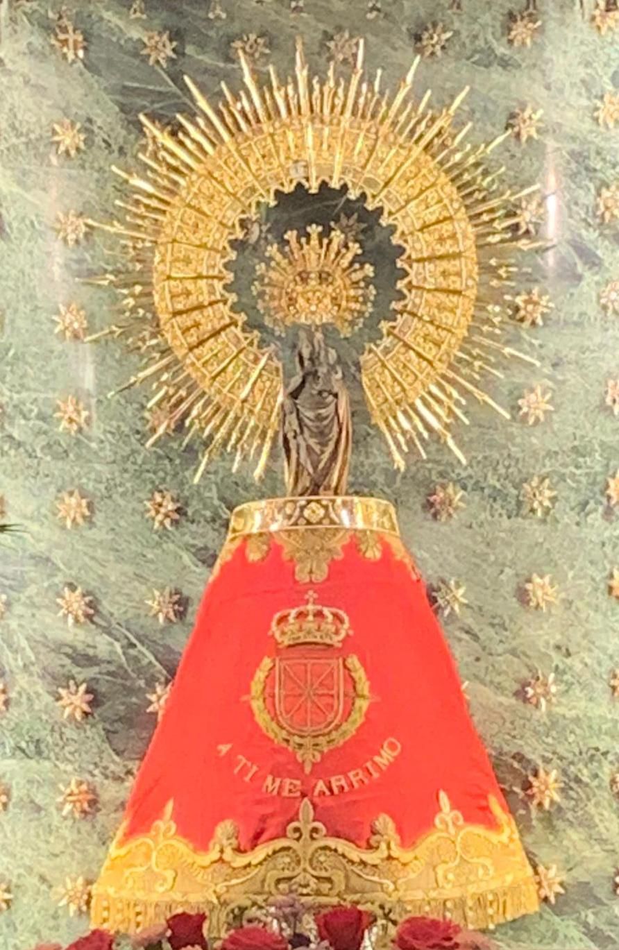 Imagen de la Virgen del Pilar este lunes con el escudo de Navarra y la Laureada bordados en su manto