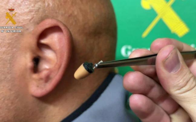 El aud&iacute;fono utilizado por el hombre.