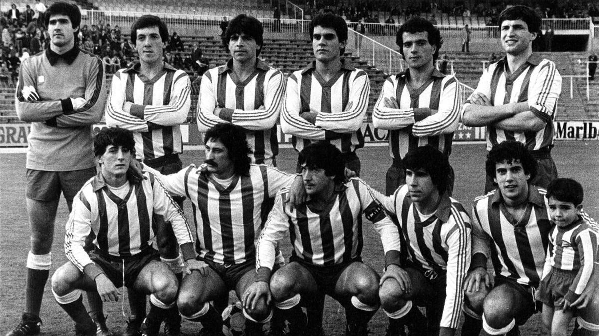 Alineación del Deportivo Alavés, con Juan Señor abajo a la derecha, en la década de los 80.