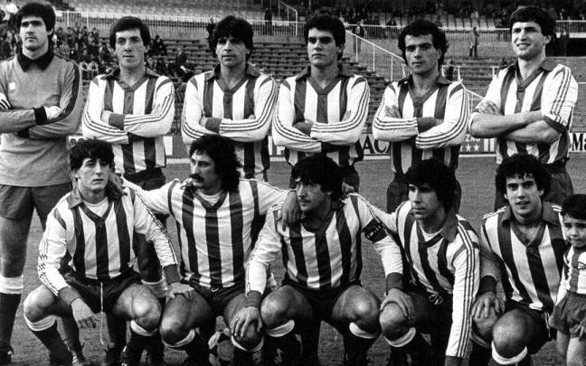 Alineación del Deportivo Alavés, con Juan Señor abajo a la derecha, en la década de los 80. Alineación del Deportivo Alavés, con Juan Señor abajo a la derecha, en la década de los 80.