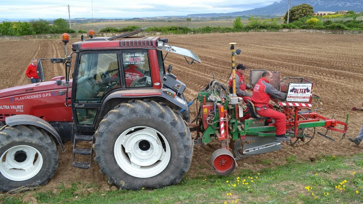 Un tractor realiza trabajos agr&iacute;colas
