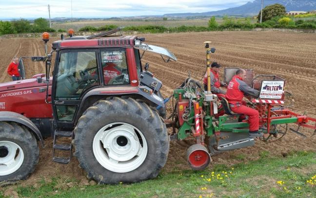 Un tractor realiza trabajos agr&iacute;colas