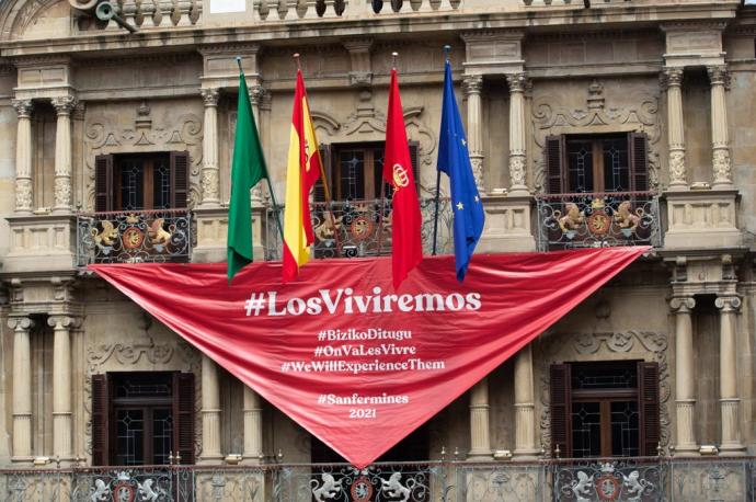 Imagen del pañuelo gigante colgado en la fachada del Ayuntamiento que recordó el año pasado la suspensión de los Sanfermines por la pandemia.