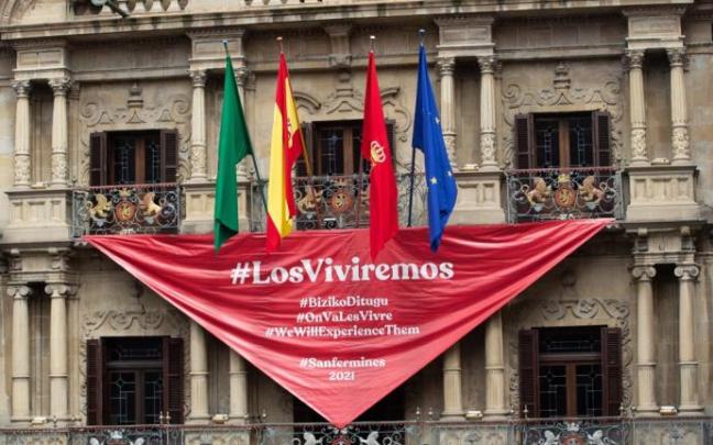 Imagen del pañuelo gigante colgado en la fachada del Ayuntamiento que recordó el año pasado la suspensión de los Sanfermines por la pandemia.
