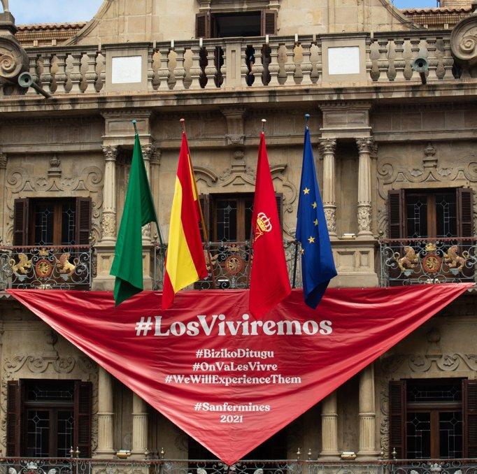 Pañuelo gigante en la fachada del Ayuntamiento recordando la suspensión de los Sanfermines por la pandemia del coronavirus.