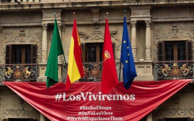 Pañuelo gigante en la fachada del Ayuntamiento recordando la suspensión de los Sanfermines por la pandemia del coronavirus. Pañuelo gigante en la fachada del Ayuntamiento recordando la suspensión de los Sanfermines por la pandemia del coronavirus.