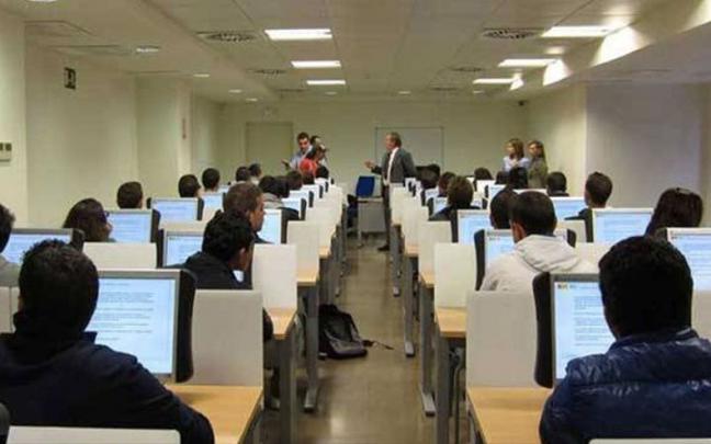 Un grupo de j&oacute;venes se examina del carnet de conducir.