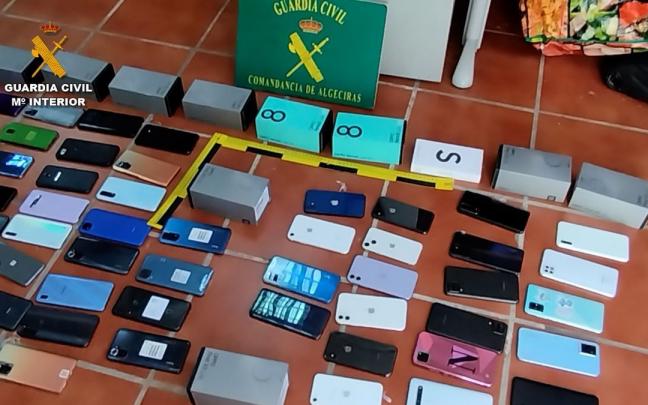 Móviles sustraídos recuperados por la Guardia Civil. Móviles sustraídos recuperados por la Guardia Civil.