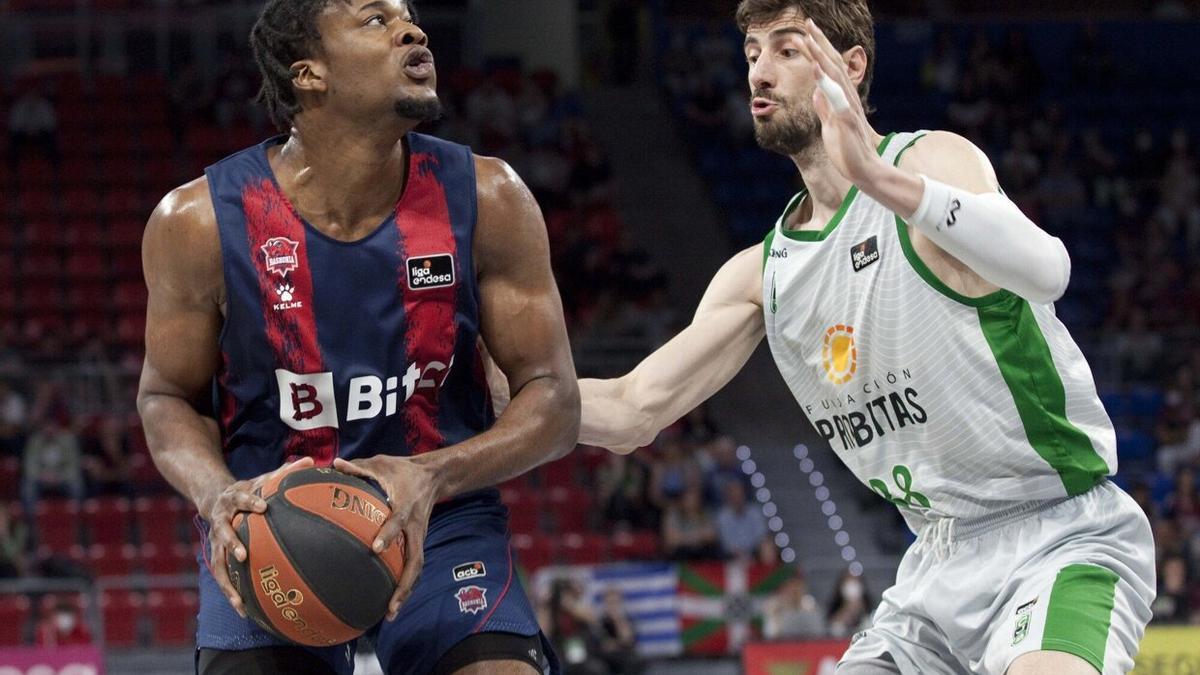 Enoch trata de superar la defensa de Ante Tomic, durante un Baskonia-Joventut