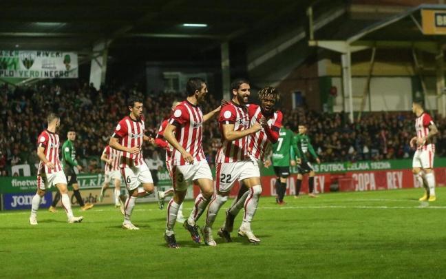 Vivian y Nico Williams abrazan a Raúl García, autor del único gol del partido. Vivian y Nico Williams abrazan a Raúl García, autor del único gol del partido.