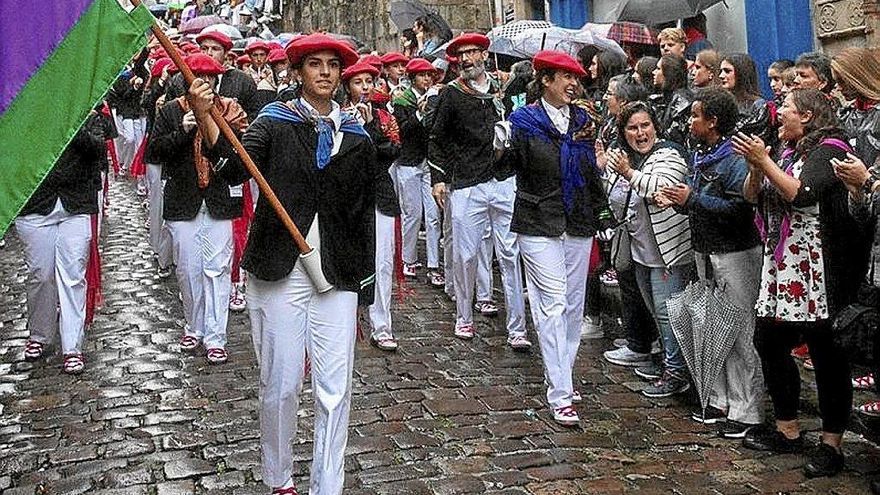 La Compañía Jaizkibel desfilando en Hondarribia el pasado año