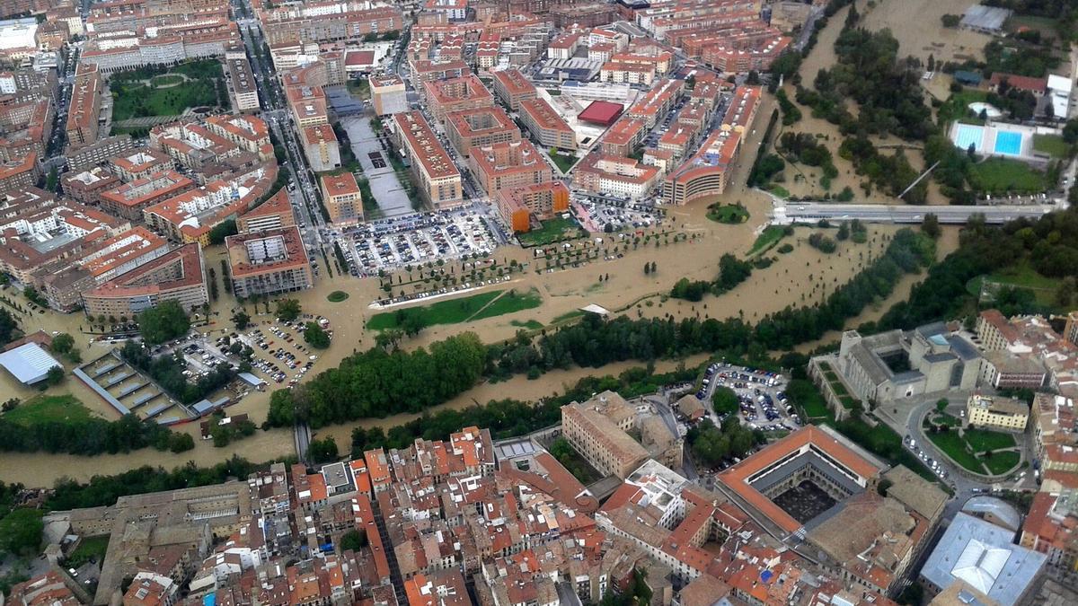 Zona inundada de la Rochapea, en Pamplona, en unas inundaciones en 2013.