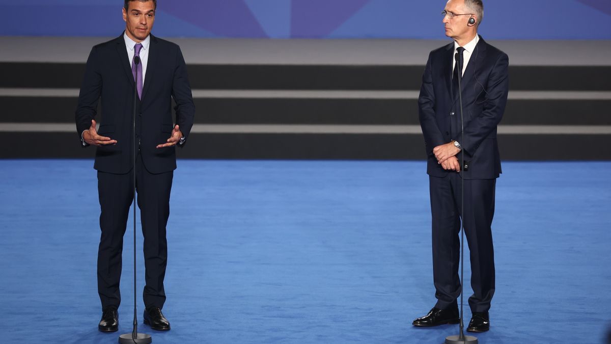 Pedro Sánchez y Jens Stoltenberg durante la comparecencia que han compartido.