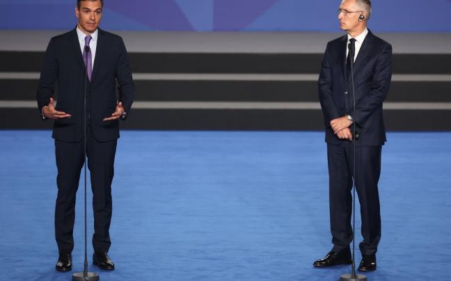 Pedro S&aacute;nchez y Jens Stoltenberg durante la comparecencia que han compartido.