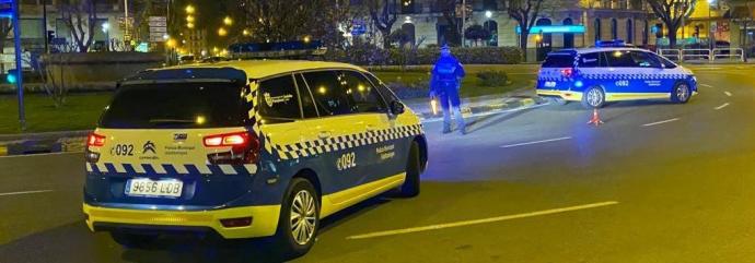 Patrullas de la Policía Municipal de Pamplona durante un control.