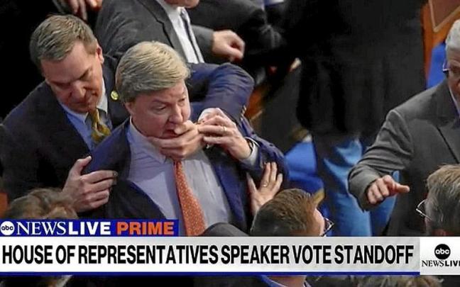 Un diputado tapa la boca de su compañero Mike Rogers intentando evitar que insultara a Matt Gaetz. | FOTO: ABC Un diputado tapa la boca de su compañero Mike Rogers intentando evitar que insultara a Matt Gaetz. | FOTO: ABC