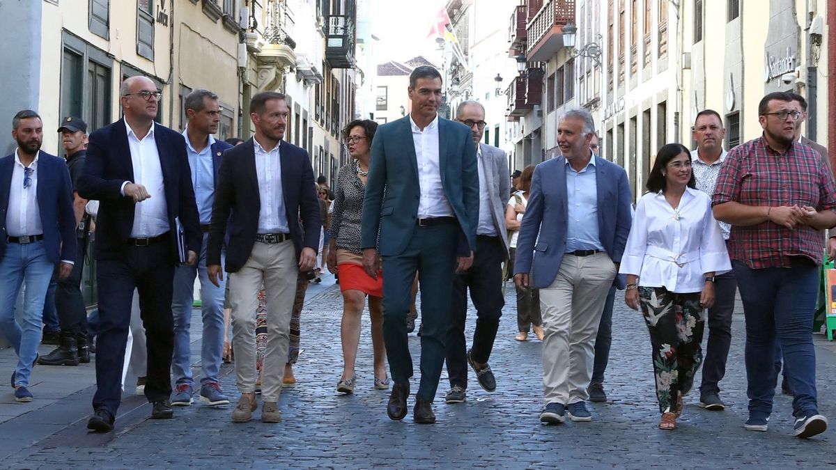 Pedro Sánchez, acompañado de la ministra de Sanidad, Carolina Darias, visitó ayer la isla de La Palma, en puertas de cumplirse un año de la erupción del volcán.