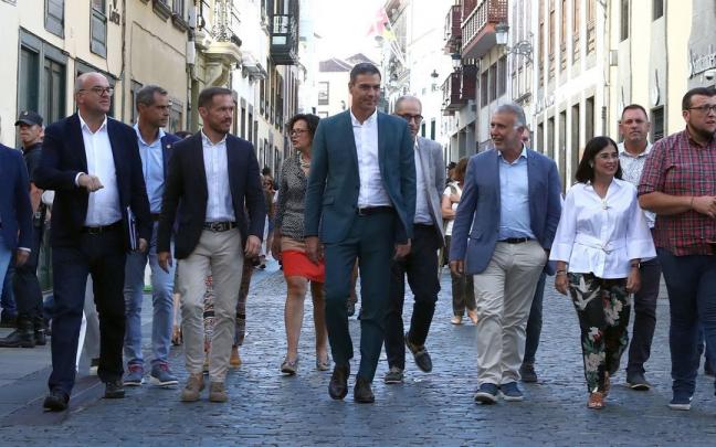 Pedro Sánchez, acompañado de la ministra de Sanidad, Carolina Darias, visitó ayer la isla de La Palma, en puertas de cumplirse un año de la erupción del volcán.