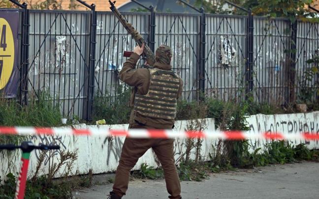 Un soldado ucraniano intenta abatir un dron ruso.