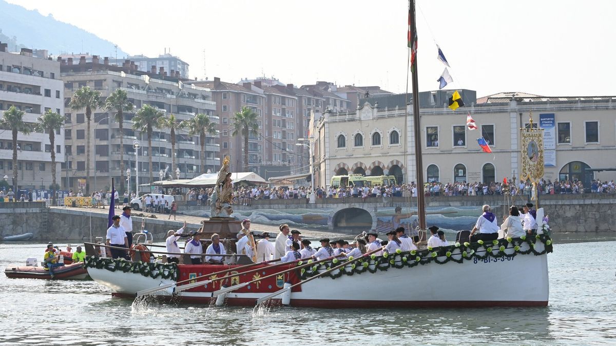 La centenaria procesión de la Virgen del Carmen en Santurtzi