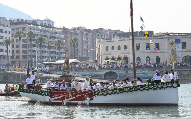 La centenaria procesi&oacute;n de la Virgen del Carmen en Santurtzi