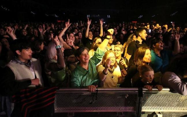 Asistentes a un concierto en el Navarra Arena.