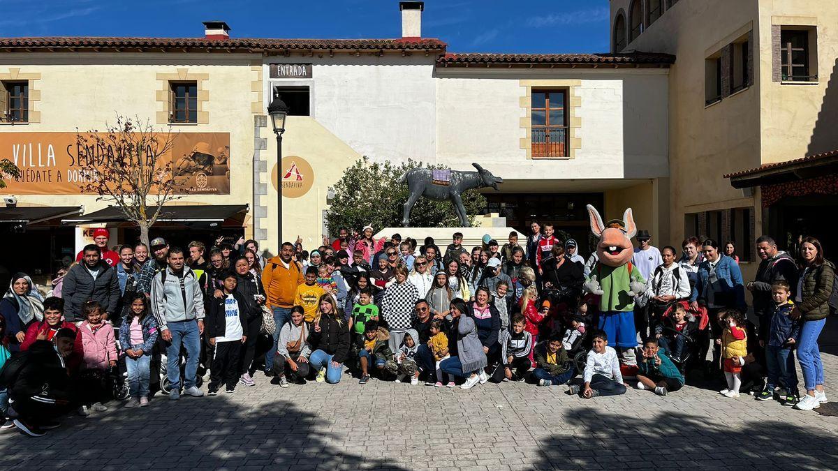 Algo más de dos centenares de personas posan en las instalaciones de Sendaviva.