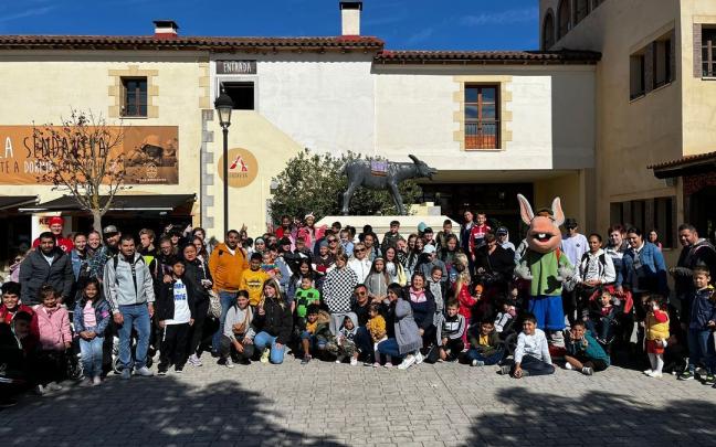 Algo más de dos centenares de personas posan en las instalaciones de Sendaviva. Algo más de dos centenares de personas posan en las instalaciones de Sendaviva.