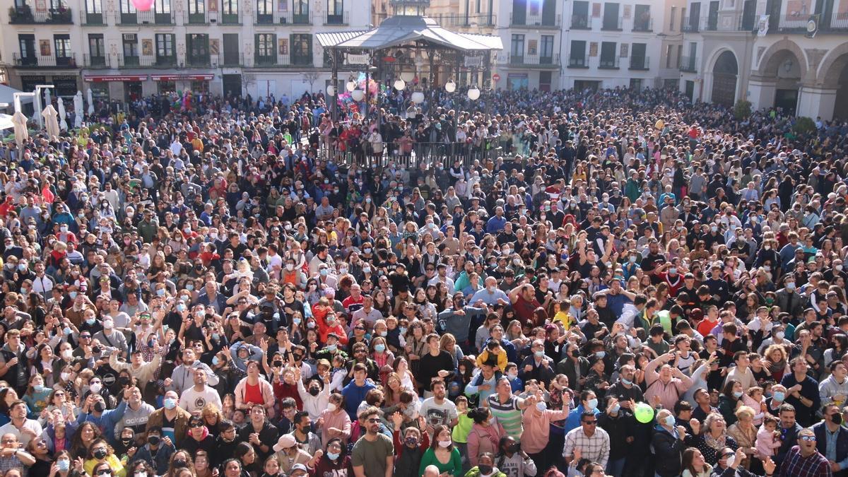 La plaza de Los Fueros de Tudela repleta de gente para asistir al Volatín en la pasada Semana Santa de 2022.