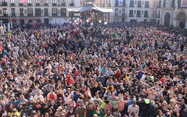 La plaza de Los Fueros de Tudela repleta de gente para asistir al Volatín en la pasada Semana Santa de 2022.