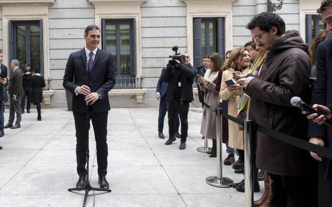 Pedro Sánchez atiende a la prensa este martes.
