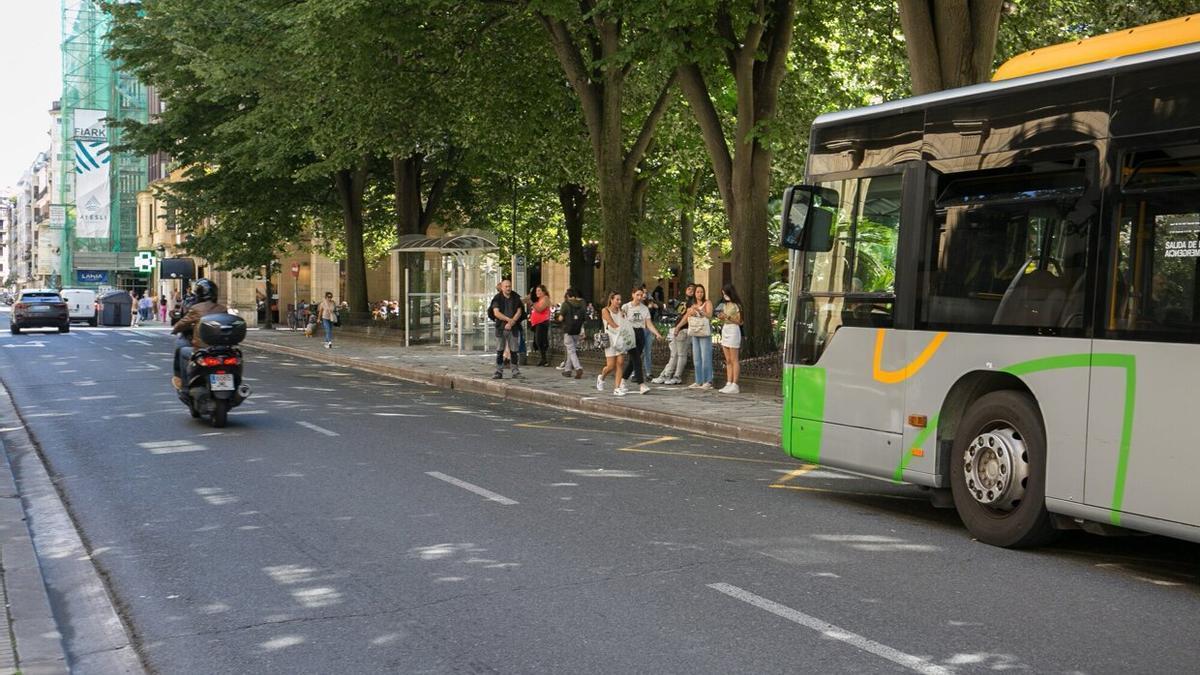 Un autobús de Lurraldebus en la plaza Gipuzkoa de Donostia