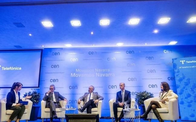 Amaya Otazu, moderadora; con Manuel Ángel Alonso, Juan Cruz Cigudosa, César Arraiza y Mar González.