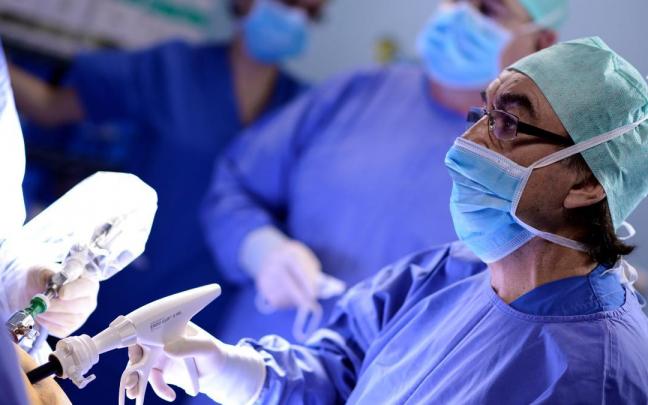 El doctor Carbajo en una operación. El doctor Carbajo en una operación.