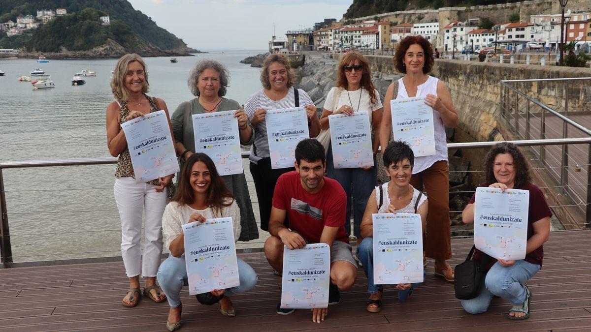 Representantes de euskaltegis y del servicio de Euskera del Ayuntamiento en la presentación de la campaña de matriculación.