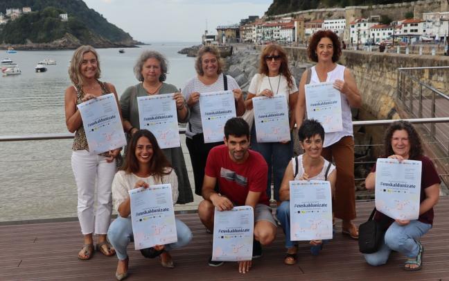 Representantes de euskaltegis y del servicio de Euskera del Ayuntamiento en la presentaci&oacute;n de la campa&ntilde;a de matriculaci&oacute;n.