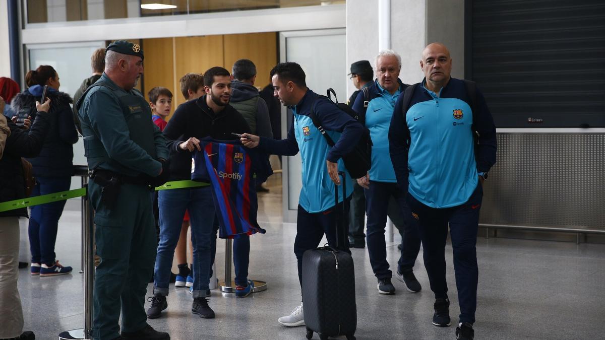 Llegada del Barça a Noáin. Xavi, firmando una camiseta a un aficionado.