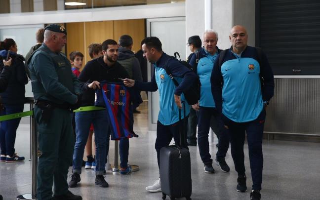 Llegada del Barça a Noáin. Xavi, firmando una camiseta a un aficionado.