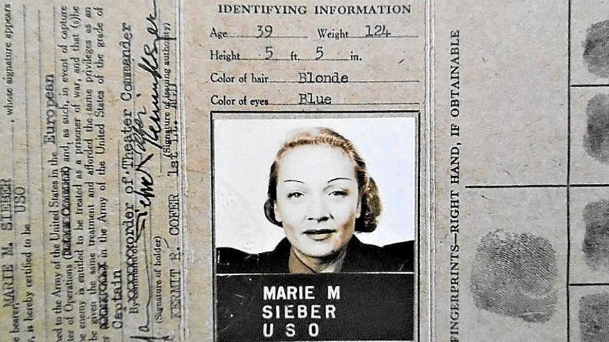 Marlene Dietrich y su carnet de capitán del ejército norteamericano.