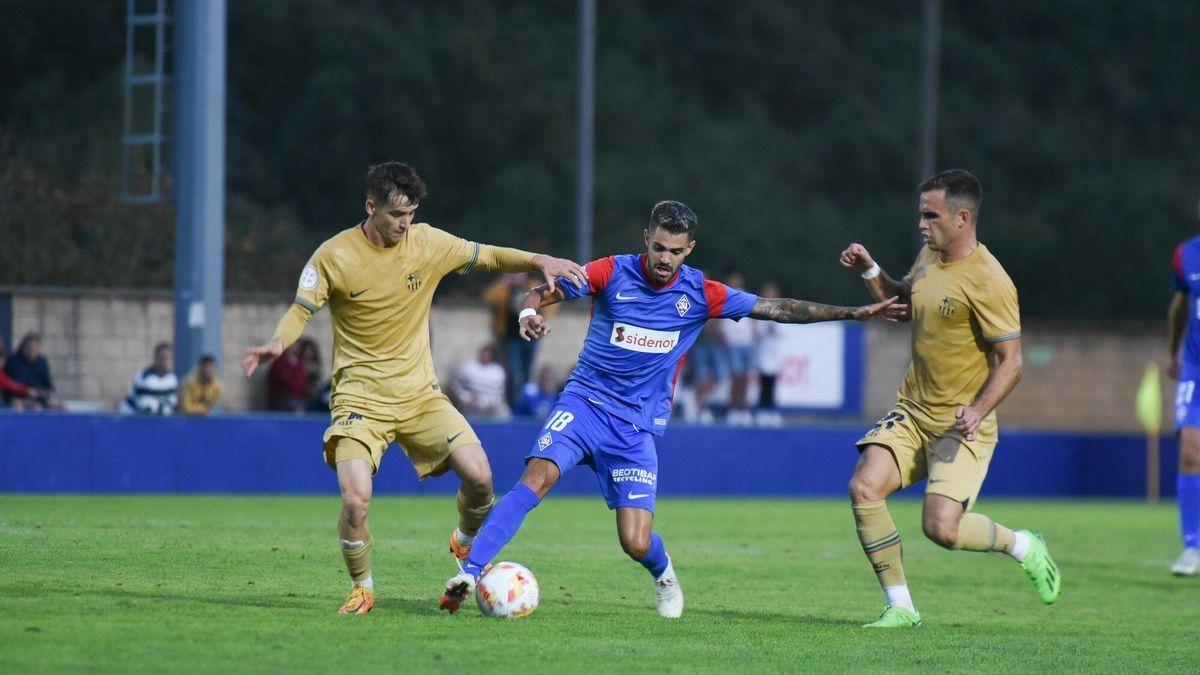 Juan Rodríguez, jugador del Amorebieta, en una acción del partido ante el Barça Atlètic en Urritxe.