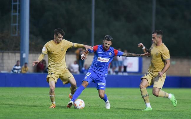 Juan Rodríguez, jugador del Amorebieta, en una acción del partido ante el Barça Atlètic en Urritxe. Juan Rodríguez, jugador del Amorebieta, en una acción del partido ante el Barça Atlètic en Urritxe.