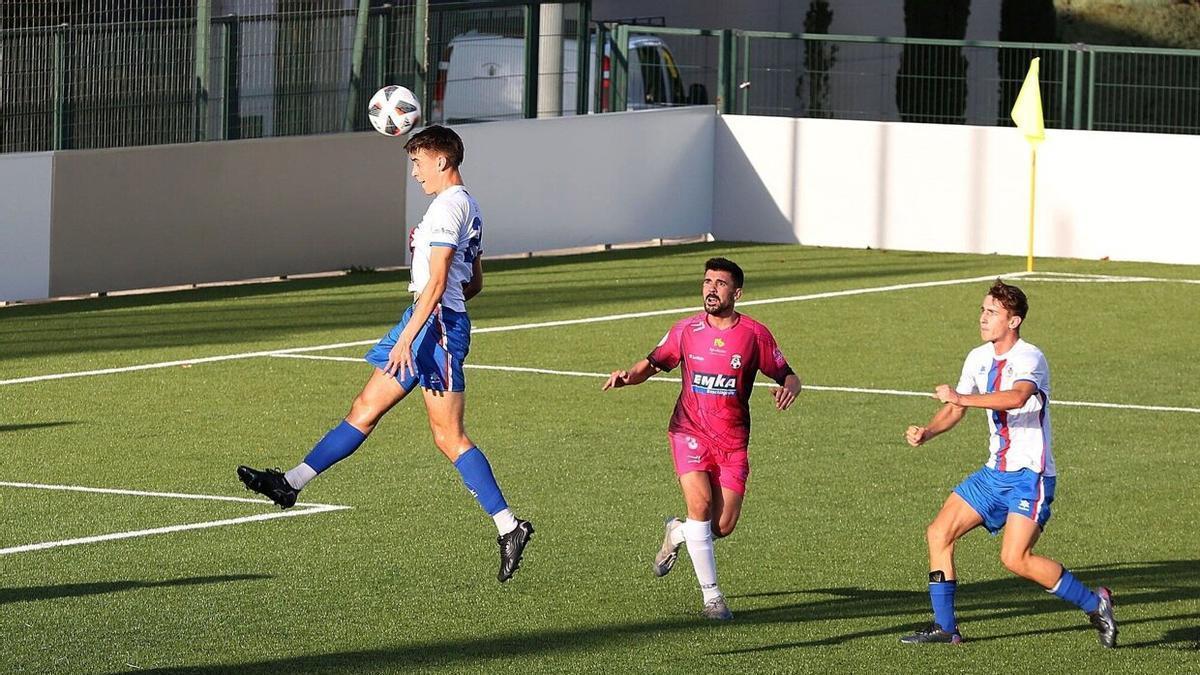 Un jugador de la Mutilvera cabecea en el partido ante el Arnedo.