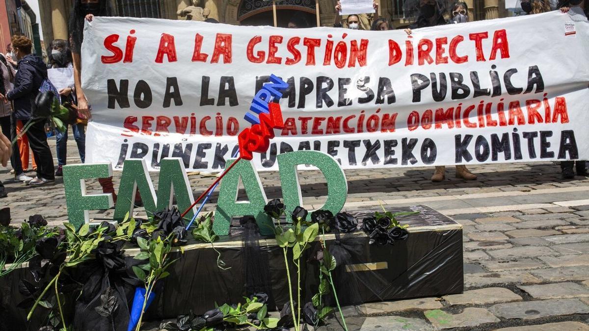 Manifestación del comité de personal Laboral del Ayuntamiento de Pamplona contra la privatización del Servicio de Atención a Domicilio.