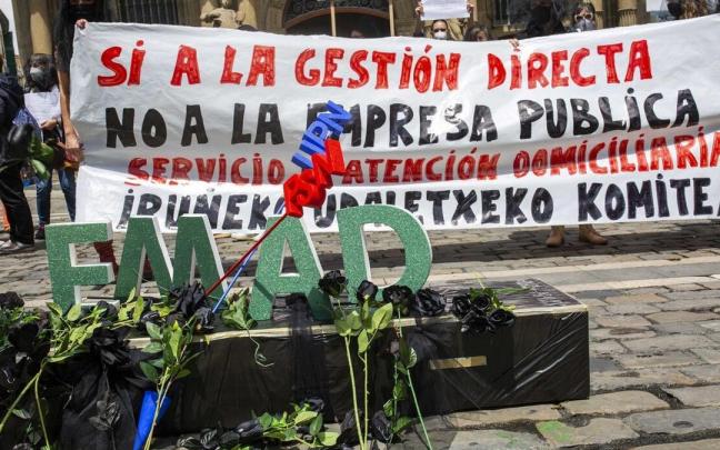 Manifestaci&oacute;n del comit&eacute; de personal Laboral del Ayuntamiento de Pamplona contra la privatizaci&oacute;n del Servicio de Atenci&oacute;n a Domicilio.