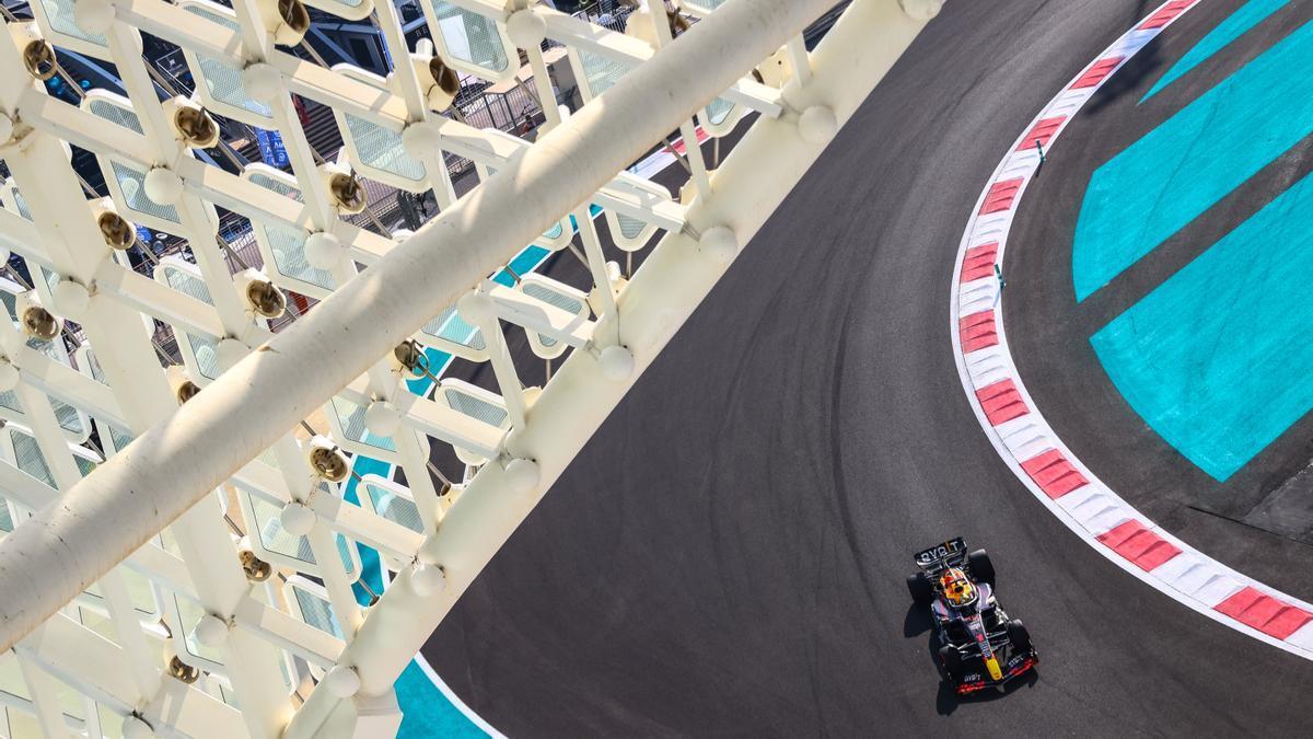 Max Verstappen, rodando en el circuito de Yas Marina