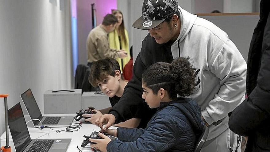 Dos menores juegan en el nuevo espacio juvenil de La Perrera.