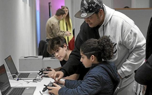 Dos menores juegan en el nuevo espacio juvenil de La Perrera.