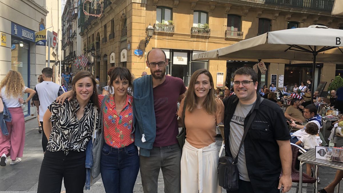 Bertsolariak eta Urtzi Urrikoetxea gai-jartzailea oholtzara igo baino lehen